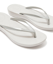 FitFlop iQushion Ergonomic Thongs Silver
