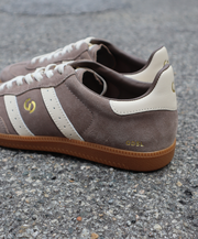 Comfortable sneakers lace up 