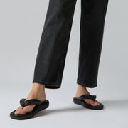 FitFlop iQushion D-Luxe Padded Leather Flip Flops Black