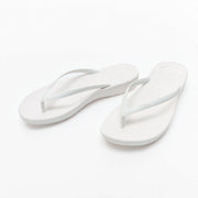 FitFlop iQushion Ergonomic Thongs White