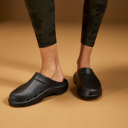 OOFOS OOcloog Black Clogs
