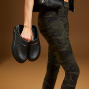 OOFOS OOcloog Black Clogs